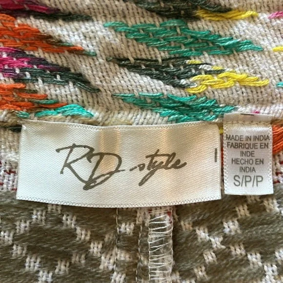 Super cute Aztec “patchwork” “weaved” pattern short w/side zip. - Picture 6 of 11